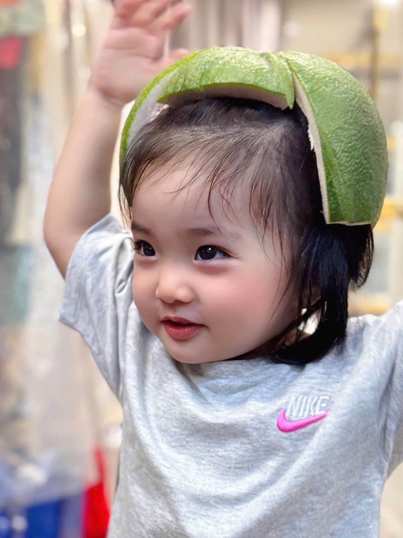 Không thể rời mắt khỏi Lisa nhà Khánh Thi - Phan Hiển, loạt ảnh đời thường gây sốt vì đáng yêu như hoạt hình- Ảnh 5. Không thể rời mắt khỏi Lisa nhà Khánh Thi - Phan Hiển, loạt ảnh đời thường gây sốt vì đáng yêu như hoạt hình- Ảnh 5.