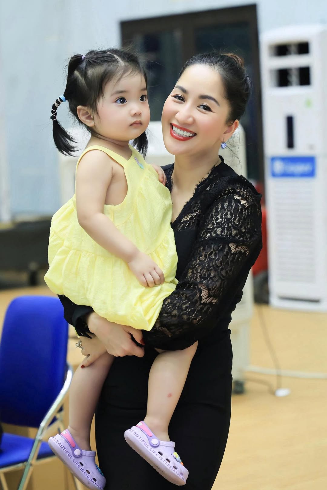 Không thể rời mắt khỏi Lisa nhà Khánh Thi - Phan Hiển, loạt ảnh đời thường gây sốt vì đáng yêu như hoạt hình- Ảnh 10. Không thể rời mắt khỏi Lisa nhà Khánh Thi - Phan Hiển, loạt ảnh đời thường gây sốt vì đáng yêu như hoạt hình- Ảnh 10.