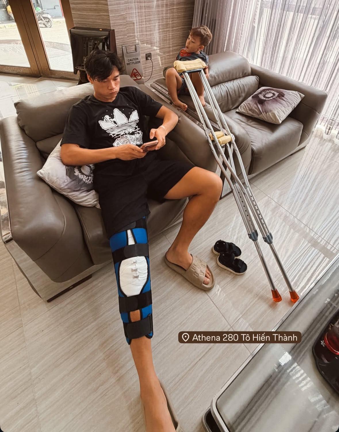 Chạnh lòng hình ảnh thủ môn quốc dân Bùi Tiến Dũng ngồi xe lăn lặng lẽ ở sân bay- Ảnh 2. Chạnh lòng hình ảnh thủ môn quốc dân Bùi Tiến Dũng ngồi xe lăn lặng lẽ ở sân bay- Ảnh 2.