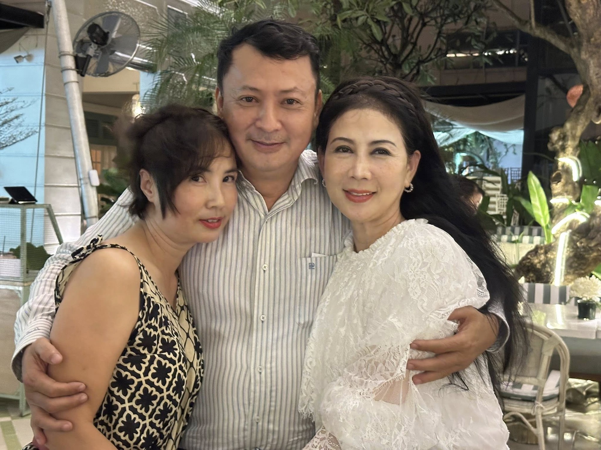 "Huyền thoại màn ảnh" Diễm Hương về Việt Nam: Nhan sắc tuổi U60 gây bão, làm mẹ 4 con ở nước ngoài- Ảnh 9. "Huyền thoại màn ảnh" Diễm Hương về Việt Nam: Nhan sắc tuổi U60 gây bão, làm mẹ 4 con ở nước ngoài- Ảnh 9.