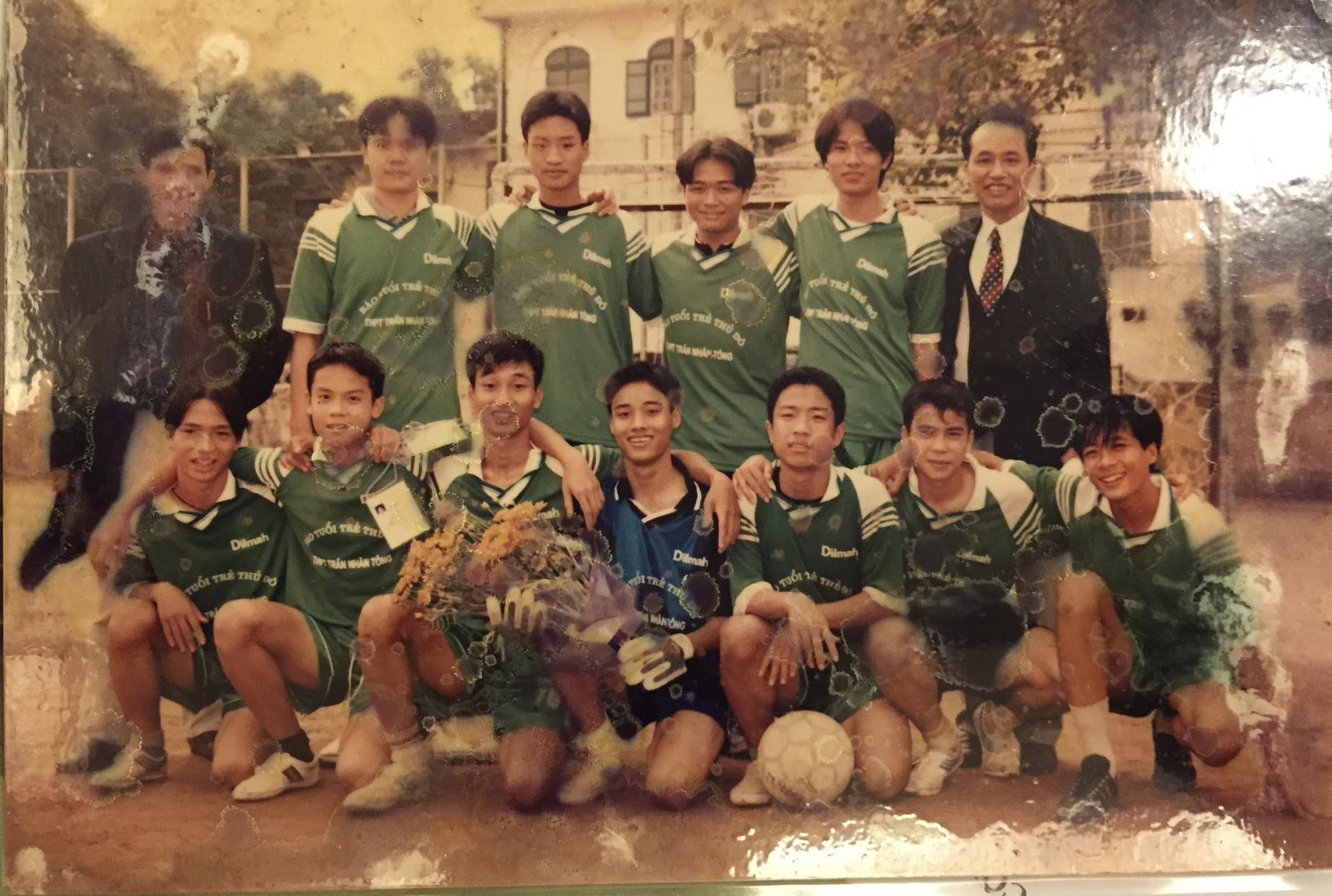 Nam sinh đen - gầy - nghịch từng l&agrave;m "đại ca" trường cấp 3, 24 năm sau trở lại trường xưa khiến tất cả trầm trồ- Ảnh 2.