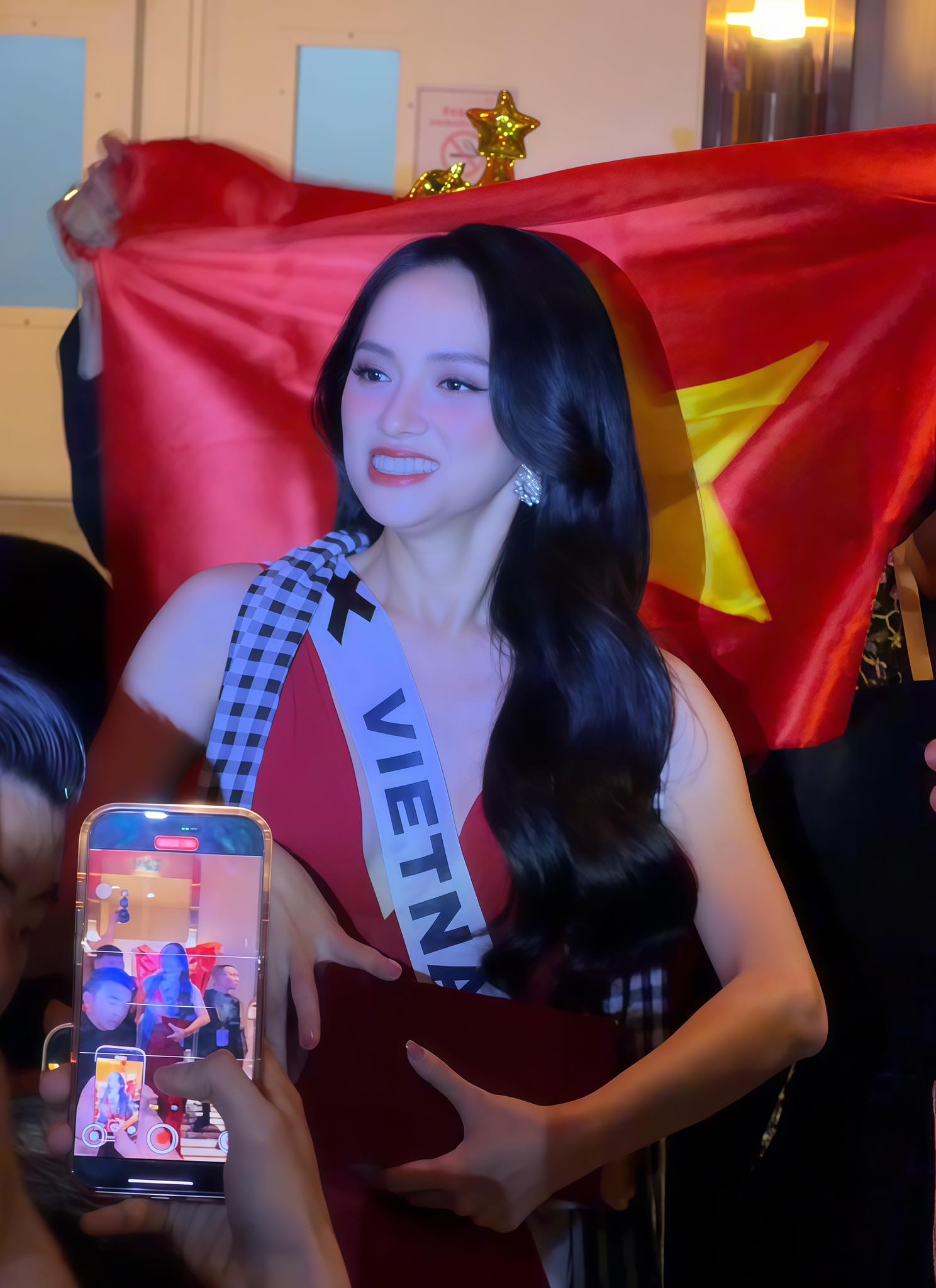 Dàn sao Việt sang Thái ủng hộ Hương Giang: Khí thế hừng hực trước thềm Chung kết Miss Universe!- Ảnh 4.