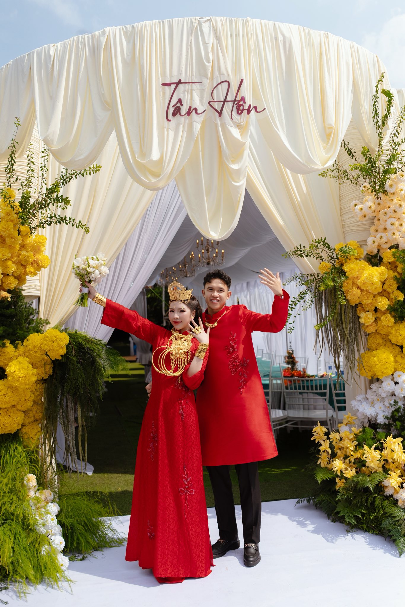 Tiền vệ tuyển Việt Nam cùng chủ tiệm vàng trích tiền mừng cưới ủng hộ miền Trung- Ảnh 2. Tiền vệ tuyển Việt Nam cùng chủ tiệm vàng trích tiền mừng cưới ủng hộ miền Trung- Ảnh 2.