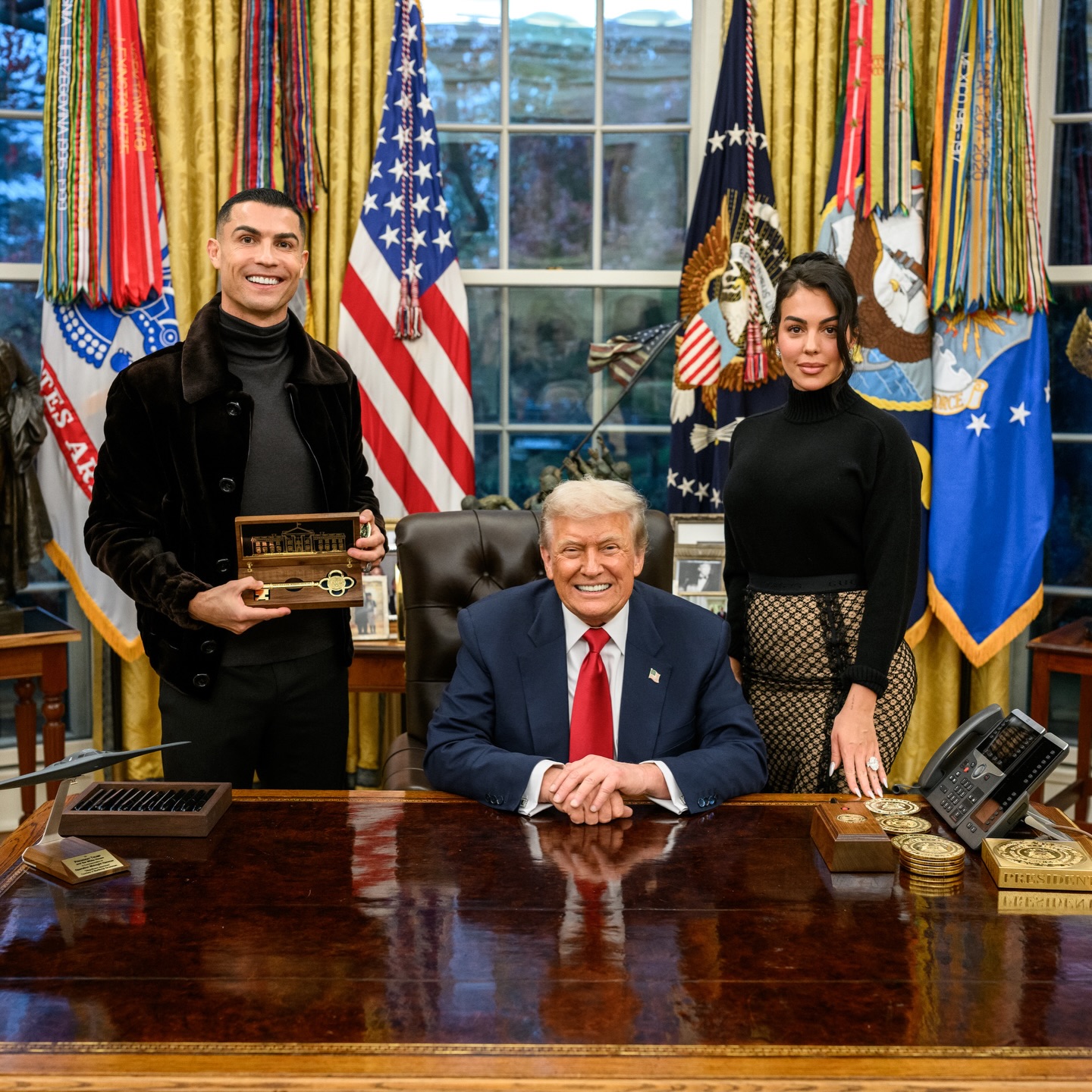 Ronaldo cùng vợ sắp cưới cực tình tứ khi tới Nhà trắng dự tiệc cùng Tổng thống Donald Trump- Ảnh 1.