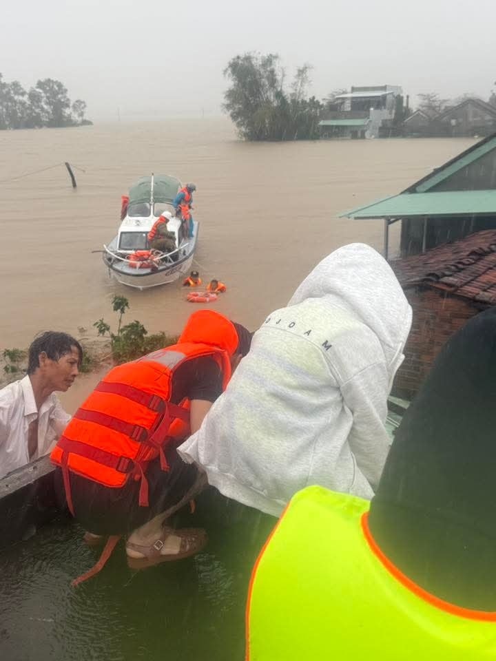 Bữa cơm vội, chiếc cano bị lật, những ánh đèn đêm trong lũ lớn: Đừng vội trách nếu cuộc gọi cứu hộ chưa kịp nghe...- Ảnh 3. Bữa cơm vội, chiếc cano bị lật, những ánh đèn đêm trong lũ lớn: Đừng vội trách nếu cuộc gọi cứu hộ chưa kịp nghe...- Ảnh 3.