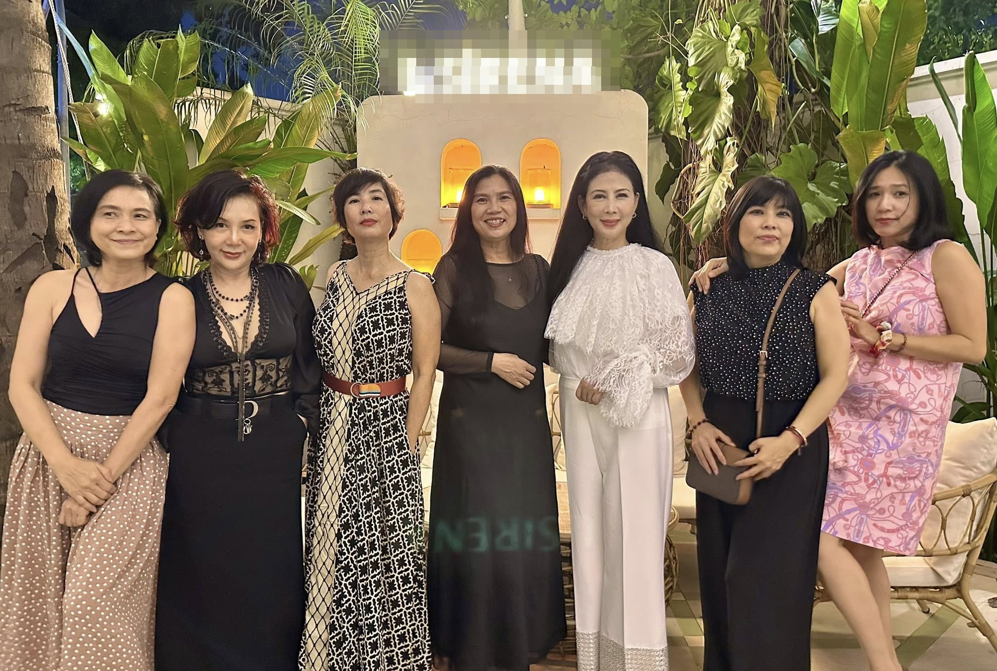 "Huyền thoại màn ảnh" Diễm Hương về Việt Nam: Nhan sắc tuổi U60 gây bão, làm mẹ 4 con ở nước ngoài- Ảnh 11. "Huyền thoại màn ảnh" Diễm Hương về Việt Nam: Nhan sắc tuổi U60 gây bão, làm mẹ 4 con ở nước ngoài- Ảnh 11.