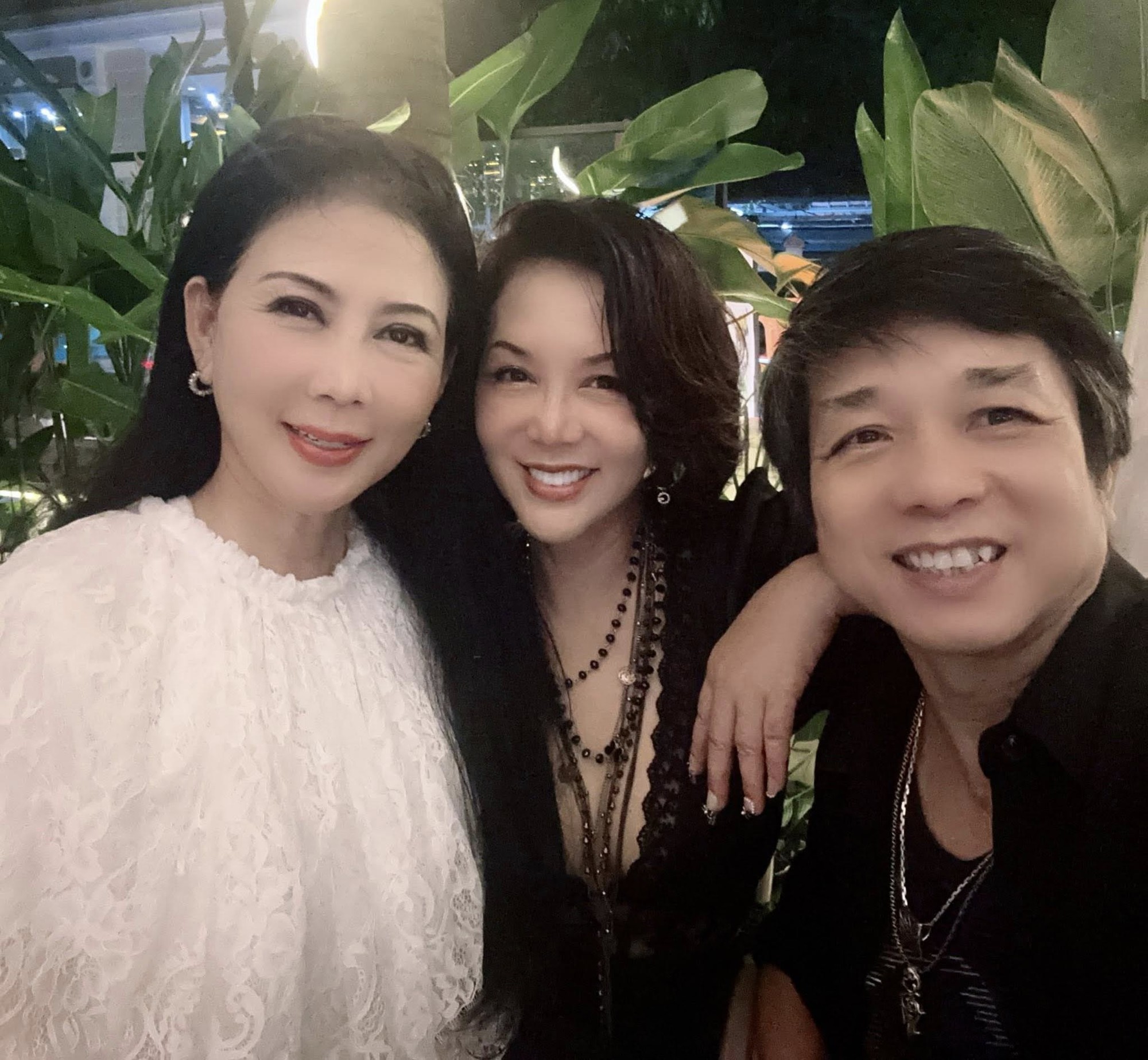 "Huyền thoại màn ảnh" Diễm Hương về Việt Nam: Nhan sắc tuổi U60 gây bão, làm mẹ 4 con ở nước ngoài- Ảnh 2. "Huyền thoại màn ảnh" Diễm Hương về Việt Nam: Nhan sắc tuổi U60 gây bão, làm mẹ 4 con ở nước ngoài- Ảnh 2.