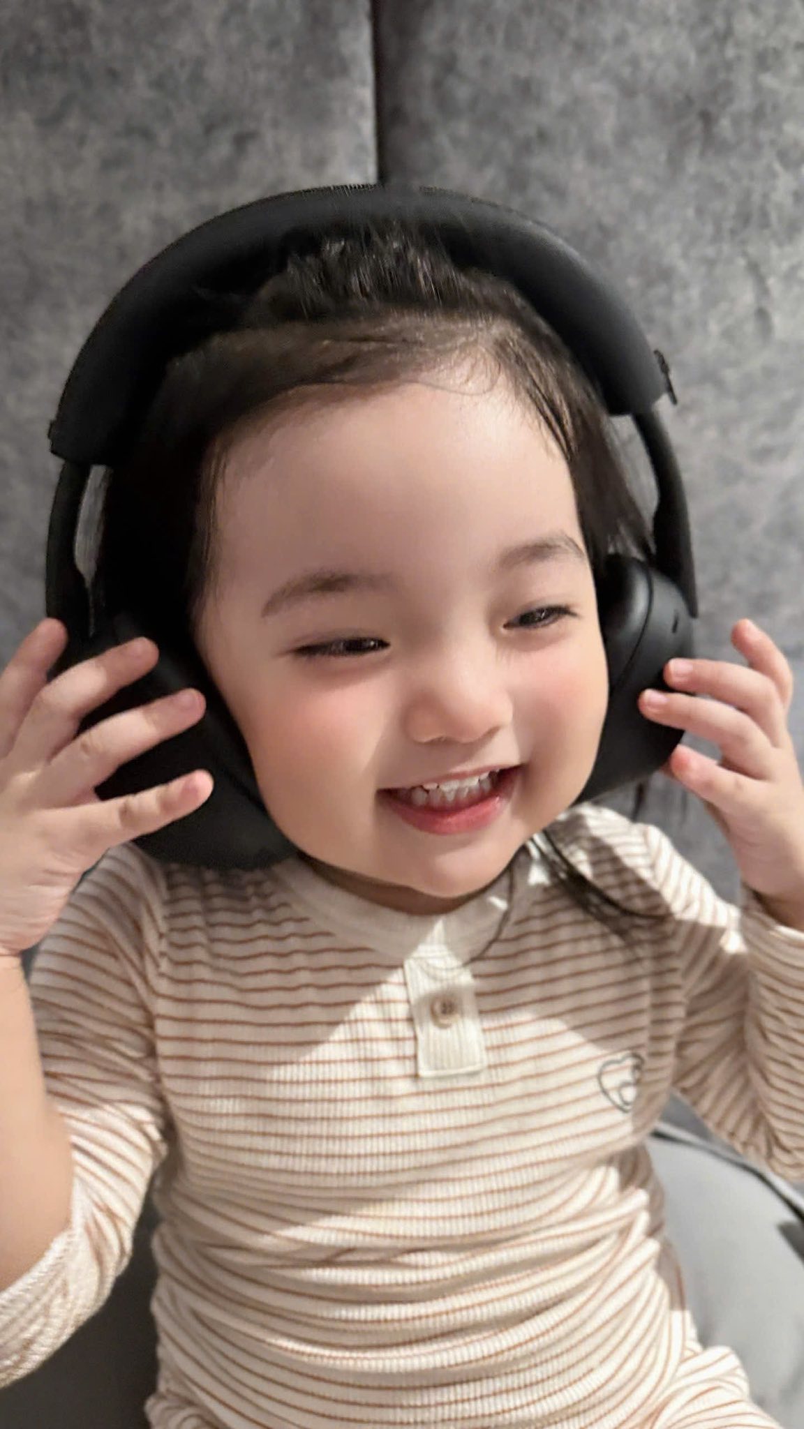 Không thể rời mắt khỏi Lisa nhà Khánh Thi - Phan Hiển, loạt ảnh đời thường gây sốt vì đáng yêu như hoạt hình- Ảnh 3. Không thể rời mắt khỏi Lisa nhà Khánh Thi - Phan Hiển, loạt ảnh đời thường gây sốt vì đáng yêu như hoạt hình- Ảnh 3.