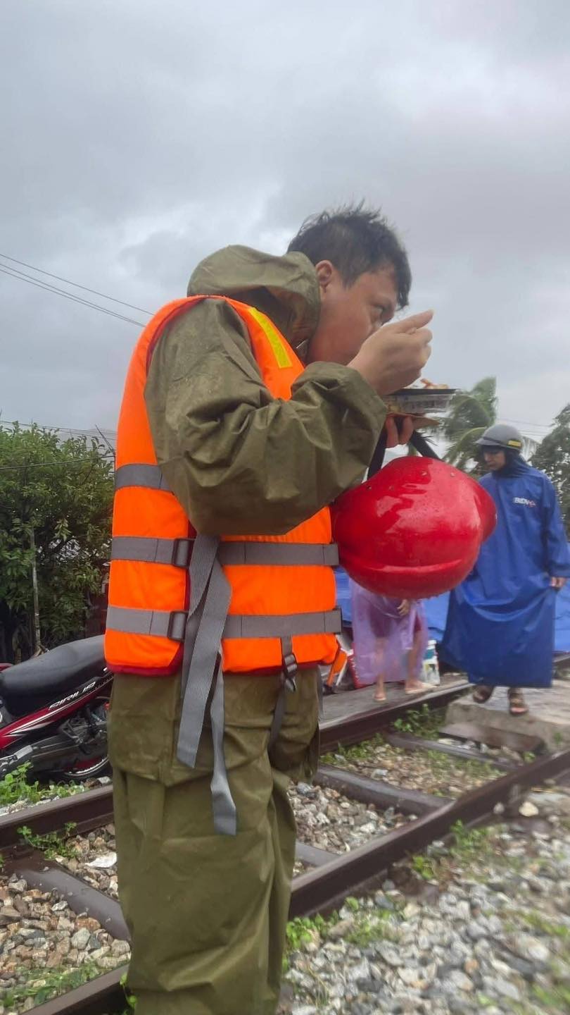 Bữa cơm vội, chiếc cano bị lật, những ánh đèn đêm trong lũ lớn: Đừng vội trách nếu cuộc gọi cứu hộ chưa kịp nghe...- Ảnh 5. Bữa cơm vội, chiếc cano bị lật, những ánh đèn đêm trong lũ lớn: Đừng vội trách nếu cuộc gọi cứu hộ chưa kịp nghe...- Ảnh 5.