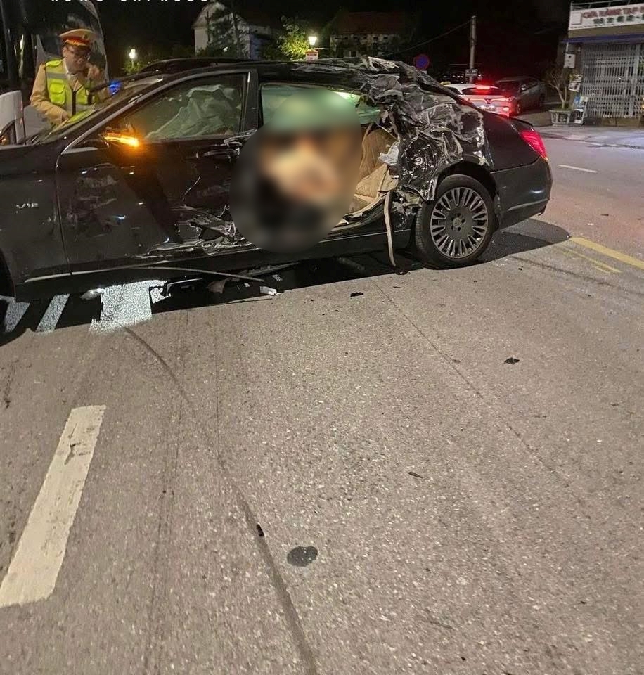 Mercedes Maybach "phi như bay" húc vào xe khách đỗ ven đường ở Quảng Ninh, tài xế bất tỉnh: Hiện trường gây ám ảnh- Ảnh 2.