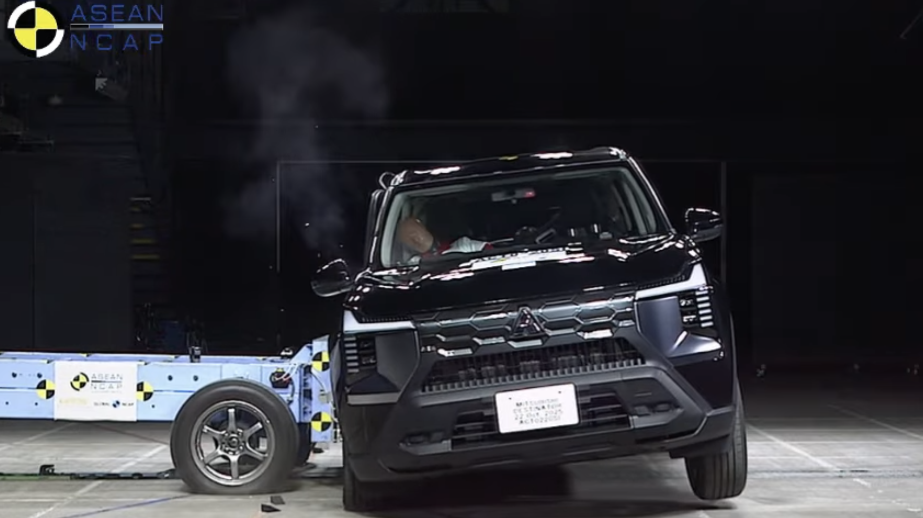 Mitsubishi Destinator bản cho Việt Nam thể hiện ra sao khi bị đâm mạnh với 2 người lớn, 2 trẻ nhỏ ngồi ghế an toàn trên xe?- Ảnh 3. Mitsubishi Destinator bản cho Việt Nam thể hiện ra sao khi bị đâm mạnh với 2 người lớn, 2 trẻ nhỏ ngồi ghế an toàn trên xe?- Ảnh 3.