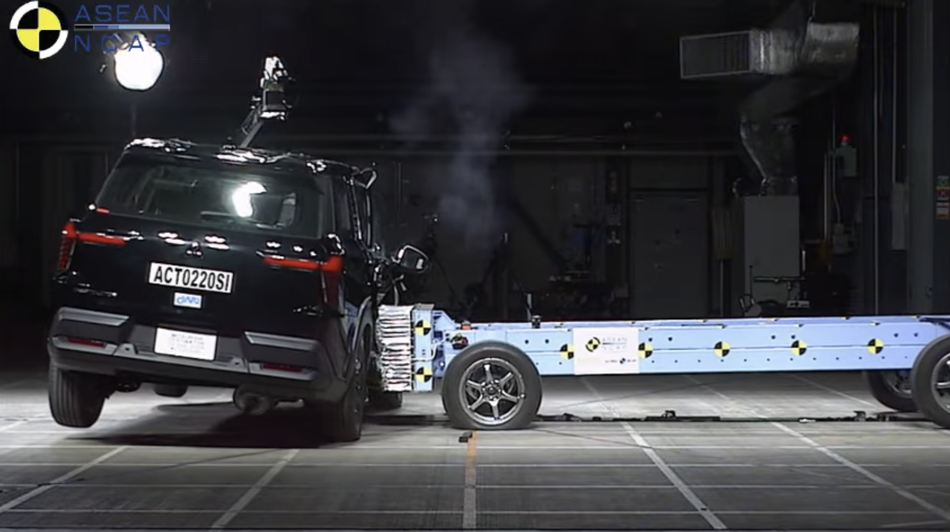 Mitsubishi Destinator bản cho Việt Nam thể hiện ra sao khi bị đâm mạnh với 2 người lớn, 2 trẻ nhỏ ngồi ghế an toàn trên xe?- Ảnh 4. Mitsubishi Destinator bản cho Việt Nam thể hiện ra sao khi bị đâm mạnh với 2 người lớn, 2 trẻ nhỏ ngồi ghế an toàn trên xe?- Ảnh 4.