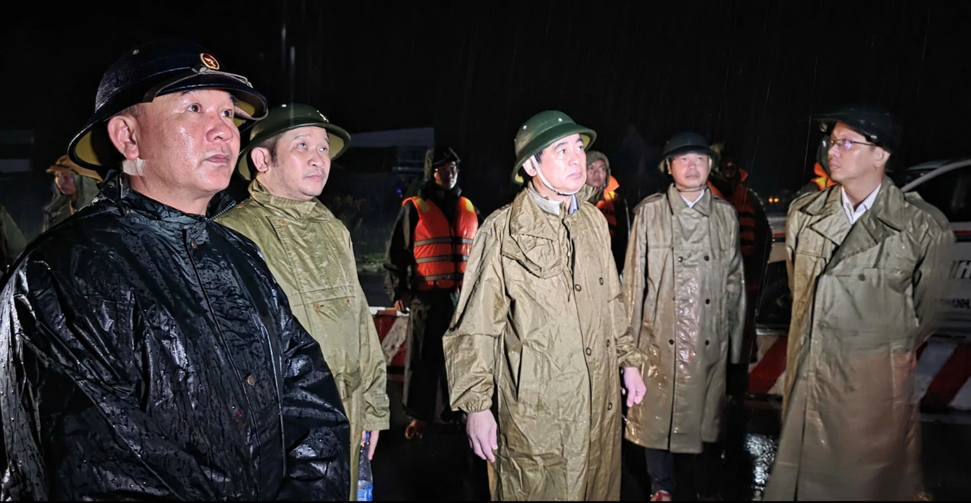 Bí thư Tỉnh ủy Khánh Hòa bật khóc trước thiệt hại, mất mát của người dân- Ảnh 2.