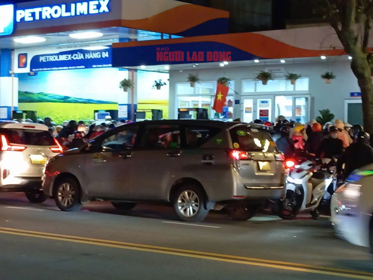 Người dân Đà Lạt đổ xăng ồ ạt trước thông báo cấm xe 3,5 tấn qua đèo Tà Nung - Ảnh 1.