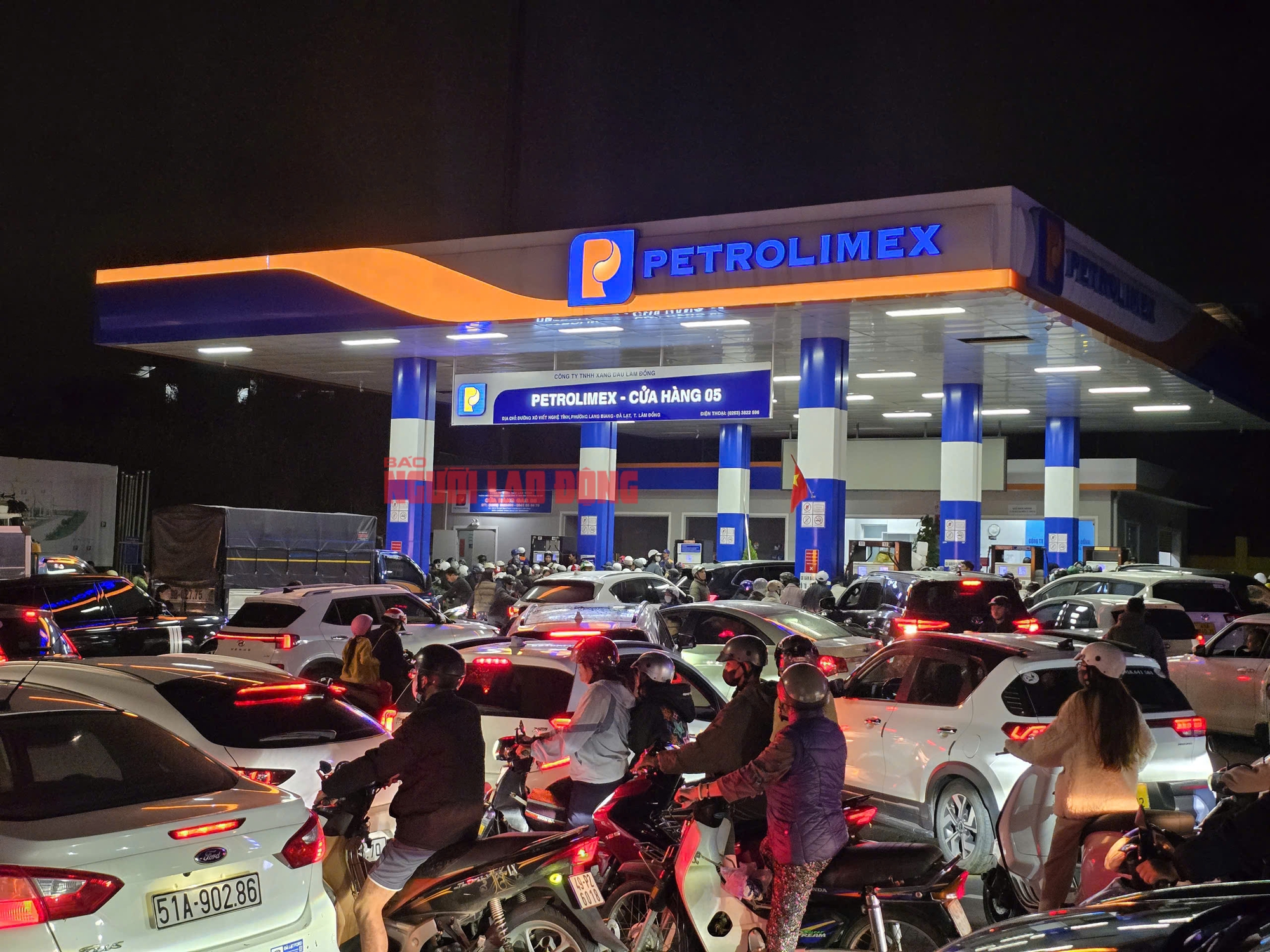 Người dân Đà Lạt ùn ùn đi đổ xăng trong đêm - Ảnh 1.