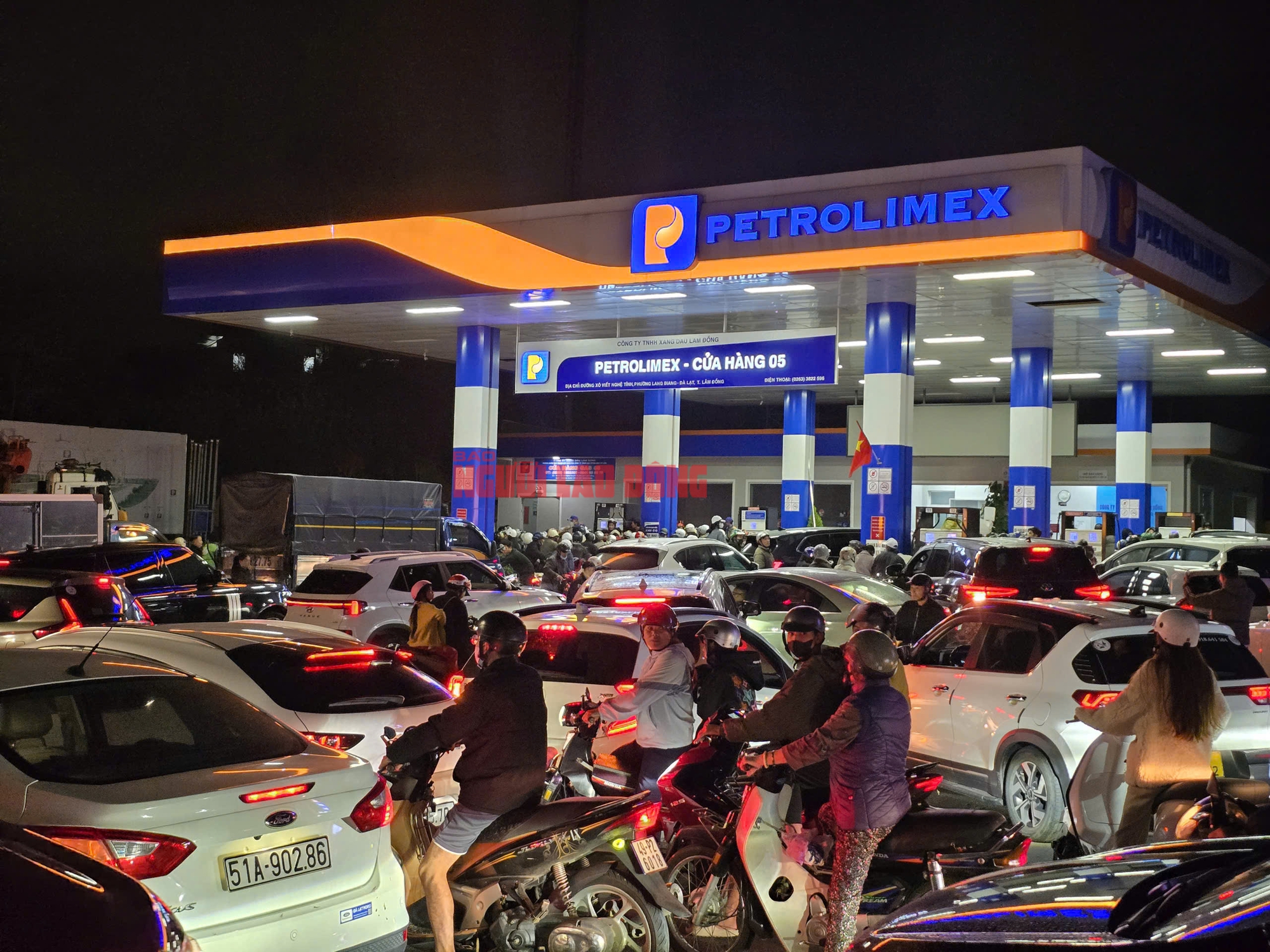 Người dân Đà Lạt ùn ùn đi đổ xăng trong đêm - Ảnh 2.