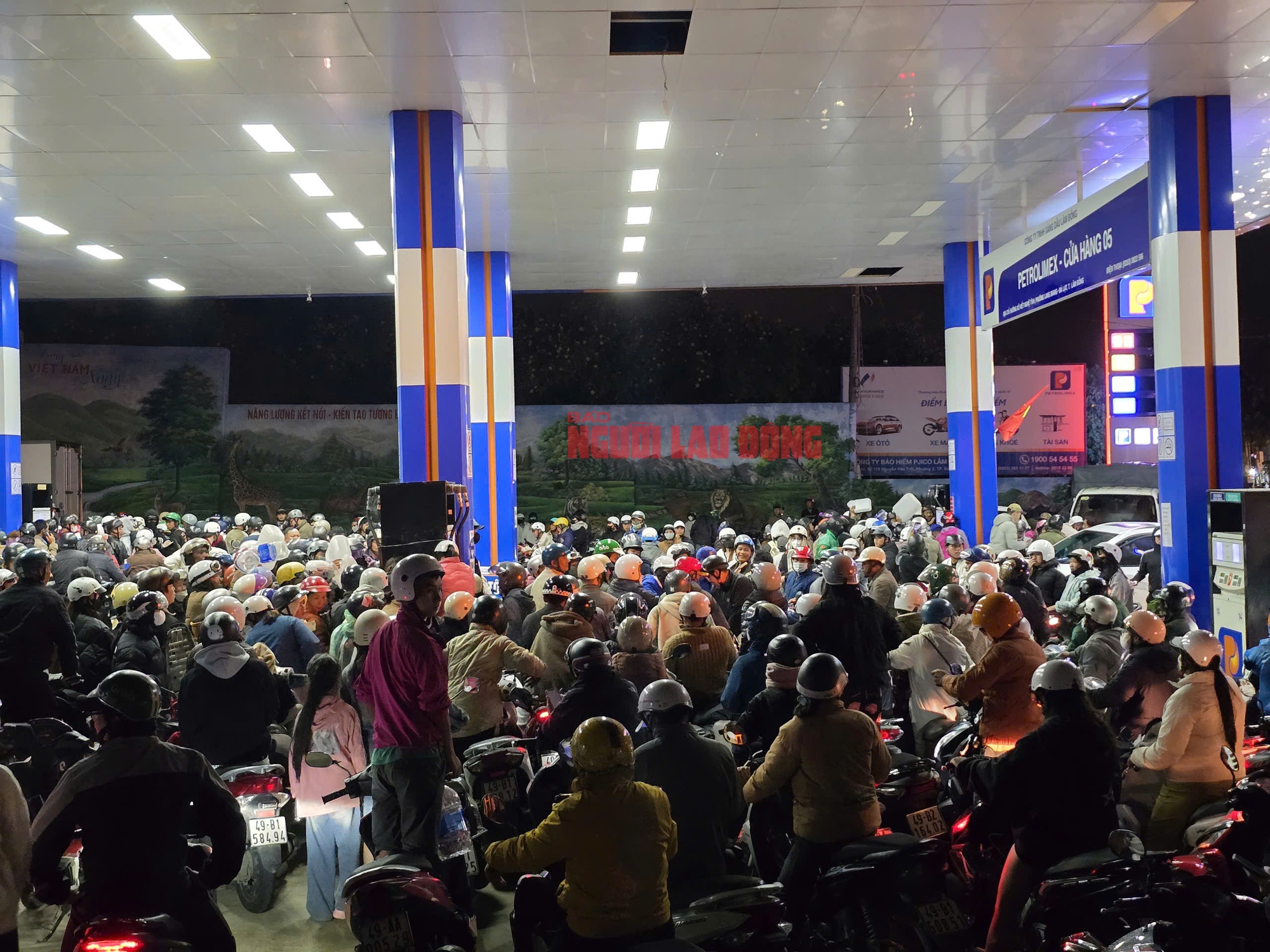 Người dân Đà Lạt ùn ùn đi đổ xăng trong đêm - Ảnh 4.