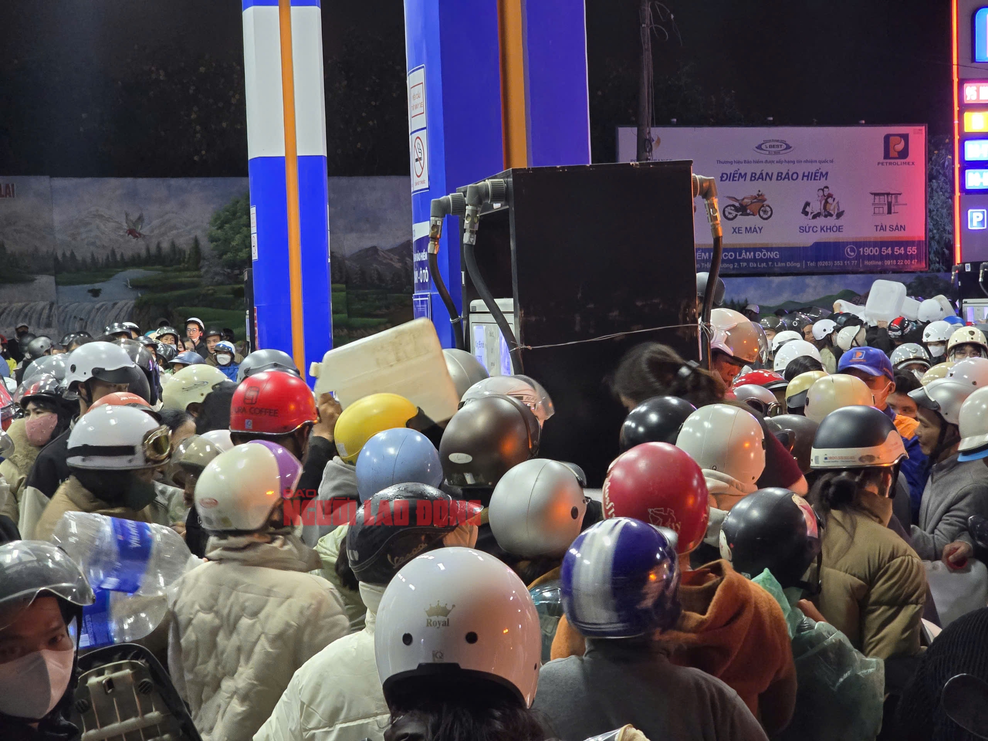 Người dân Đà Lạt ùn ùn đi đổ xăng trong đêm - Ảnh 5.