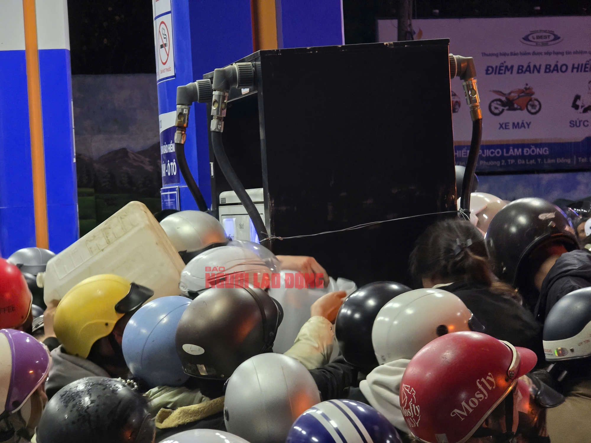 Người dân Đà Lạt ùn ùn đi đổ xăng trong đêm - Ảnh 6.