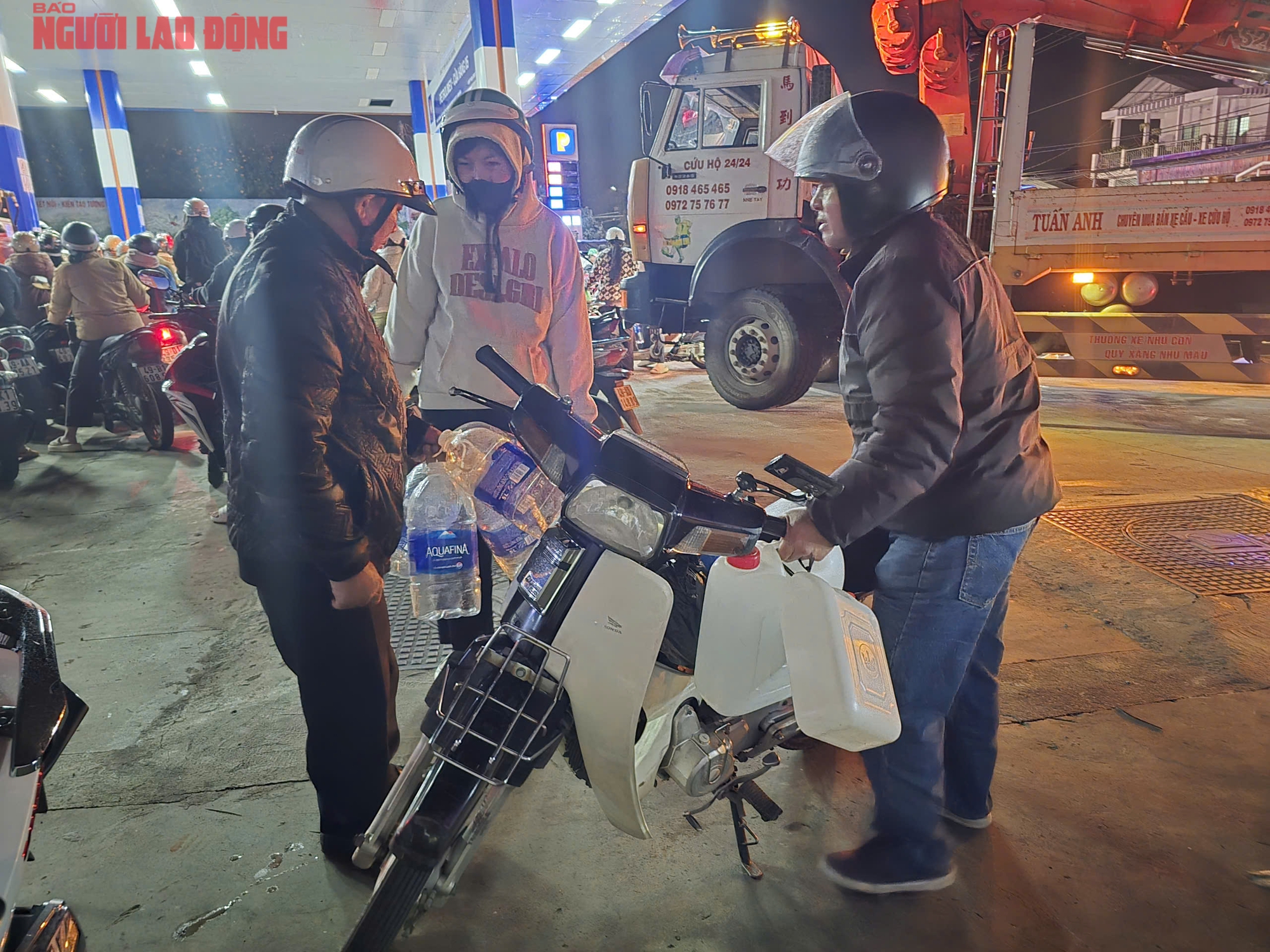 Người dân Đà Lạt ùn ùn đi đổ xăng trong đêm - Ảnh 3.