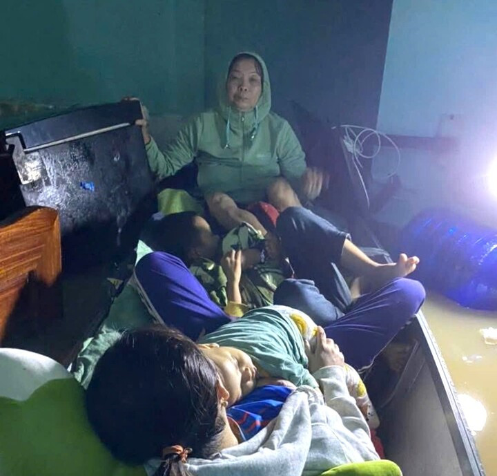 Ám ảnh những lời cầu cứu xé lòng trong đêm nước lũ ngập mái nhà ở Đắk Lắk- Ảnh 4.