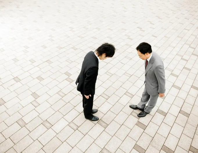 Bí ẩn nghề xin lỗi chuyên nghiệp: Dịch vụ không tưởng, thay mặt chồng hẹn gặp vợ 23 lần để "xin lỗi hộ"- Ảnh 2.