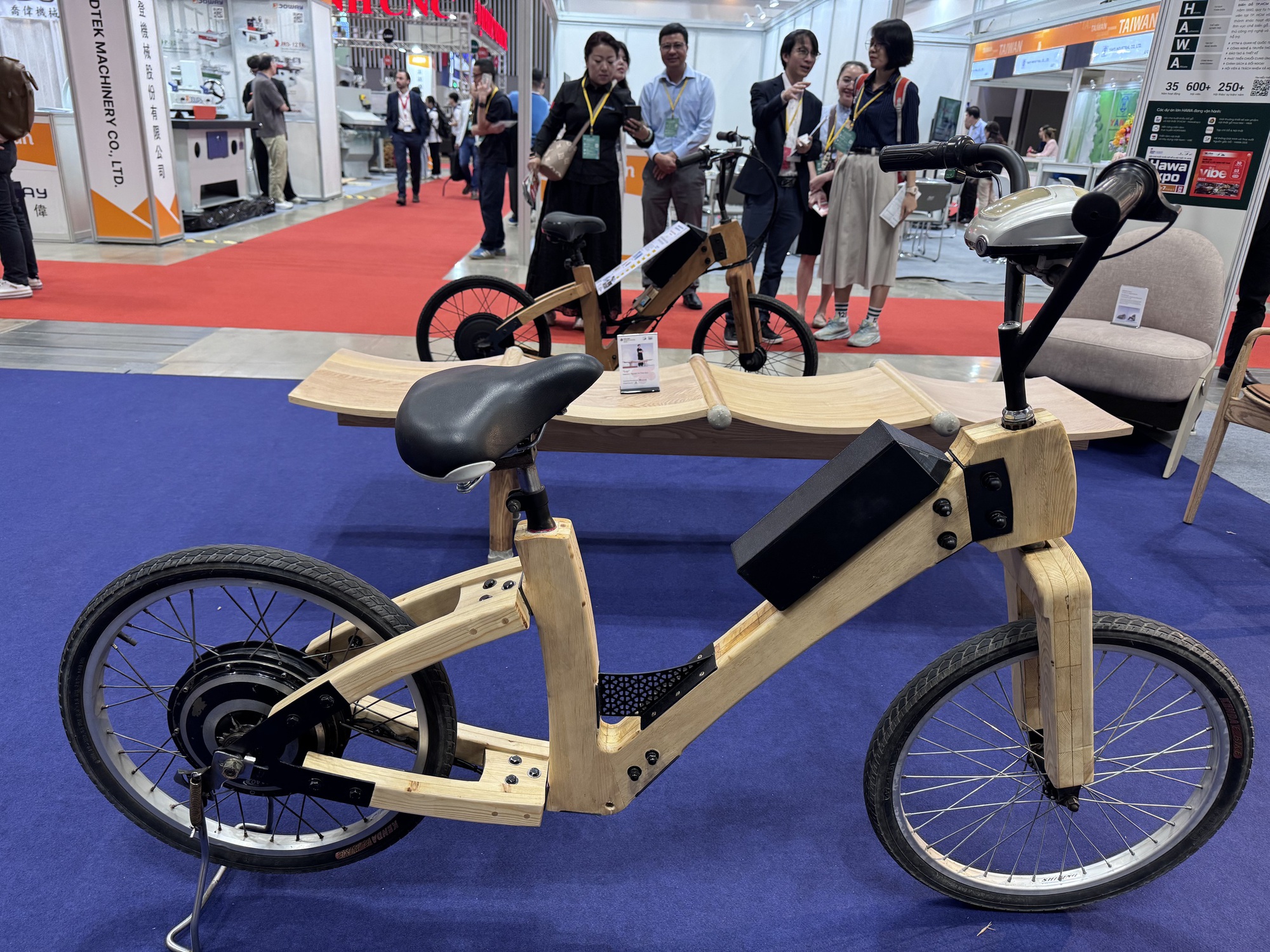 Xe máy điện khung gỗ do sinh viên chế tạo khiến dân tình trầm trồ- Ảnh 1.