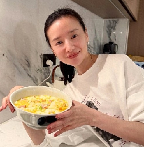 Diễn viên Đổng Khiết nấu món gì mà lan truyền chóng mặt, thu hút 30.000 lượt thích từ cư dân mạng?- Ảnh 8. Diễn viên Đổng Khiết nấu món gì mà lan truyền chóng mặt, thu hút 30.000 lượt thích từ cư dân mạng?- Ảnh 8.