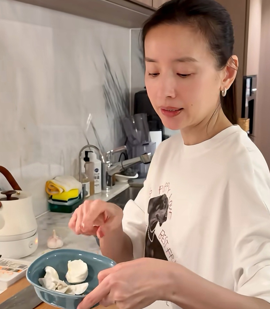 Diễn viên Đổng Khiết nấu món gì mà lan truyền chóng mặt, thu hút 30.000 lượt thích từ cư dân mạng?- Ảnh 1. Diễn viên Đổng Khiết nấu món gì mà lan truyền chóng mặt, thu hút 30.000 lượt thích từ cư dân mạng?- Ảnh 1.