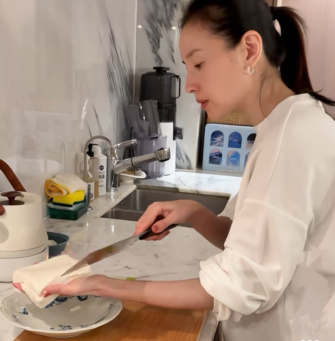 Diễn viên Đổng Khiết nấu món gì mà lan truyền chóng mặt, thu hút 30.000 lượt thích từ cư dân mạng?- Ảnh 3. Diễn viên Đổng Khiết nấu món gì mà lan truyền chóng mặt, thu hút 30.000 lượt thích từ cư dân mạng?- Ảnh 3.