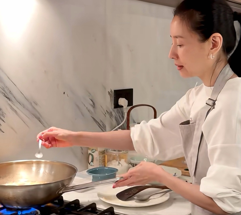 Diễn viên Đổng Khiết nấu món gì mà lan truyền chóng mặt, thu hút 30.000 lượt thích từ cư dân mạng?- Ảnh 6. Diễn viên Đổng Khiết nấu món gì mà lan truyền chóng mặt, thu hút 30.000 lượt thích từ cư dân mạng?- Ảnh 6.