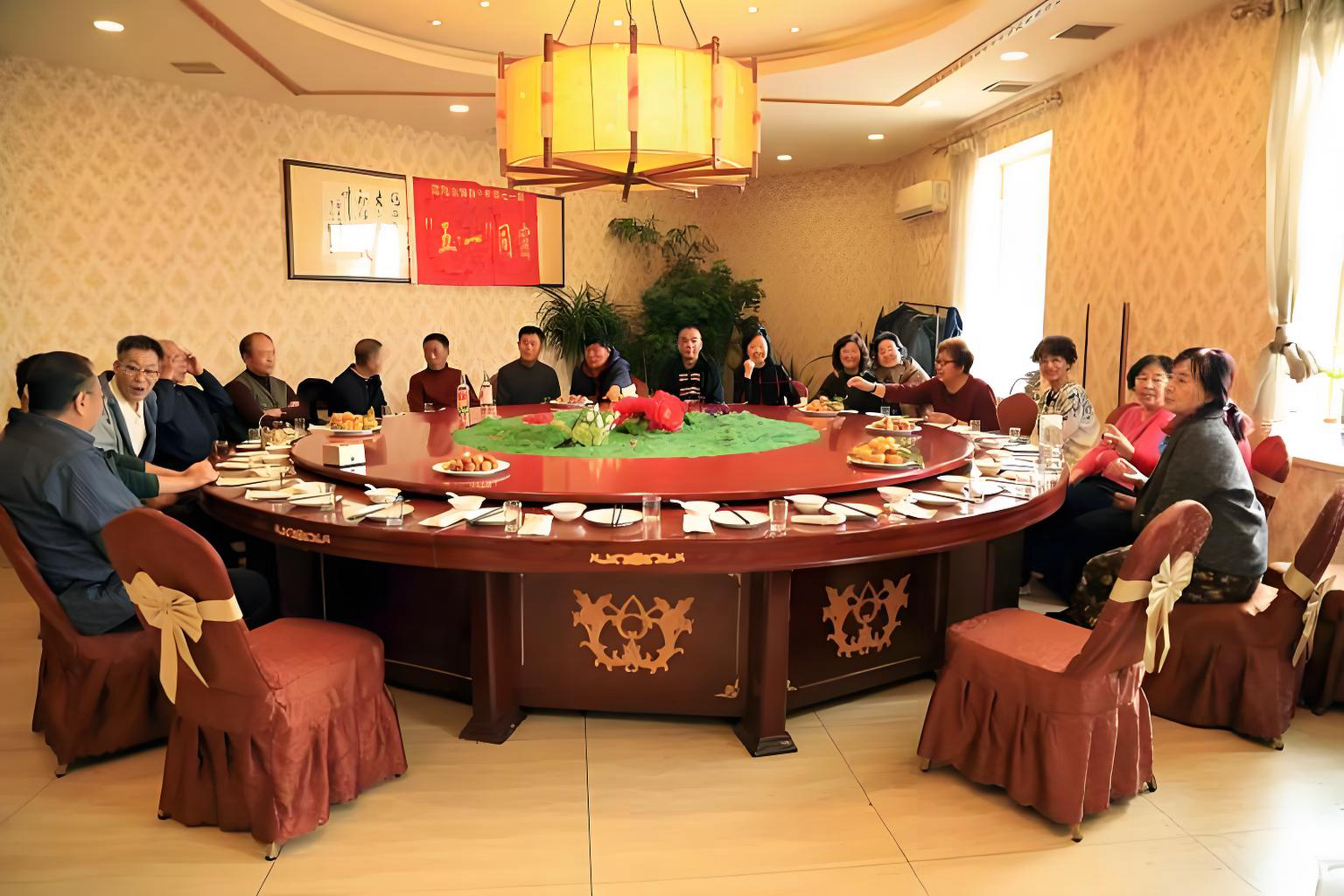 Đi họp lớp, các bạn được đại gia tặng quà 10 triệu đồng, trả hết hoá đơn: Không ngờ tôi vắng mặt bỗng thành "người may mắn nhất"- Ảnh 1.