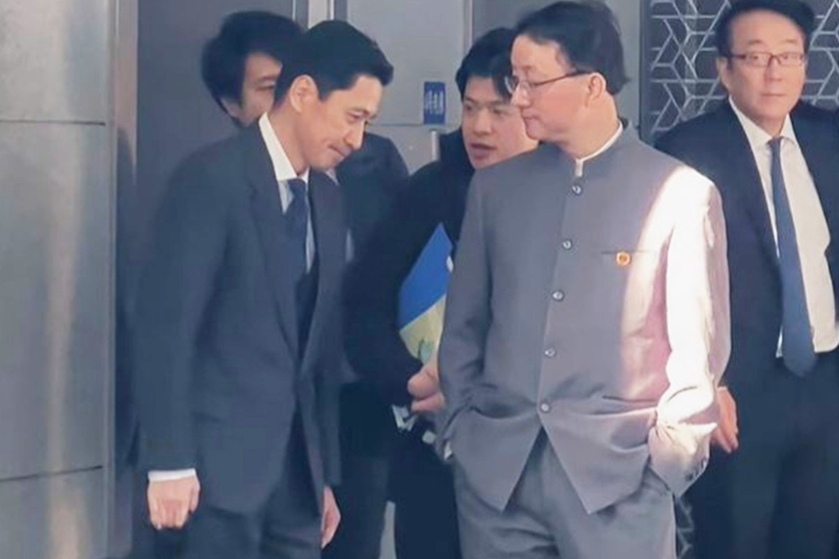 Hình ảnh quan chức Nhật Bản 'cúi đầu' trước người đồng cấp Trung Quốc lan truyền mạnh - Tokyo lên tiếng- Ảnh 1.