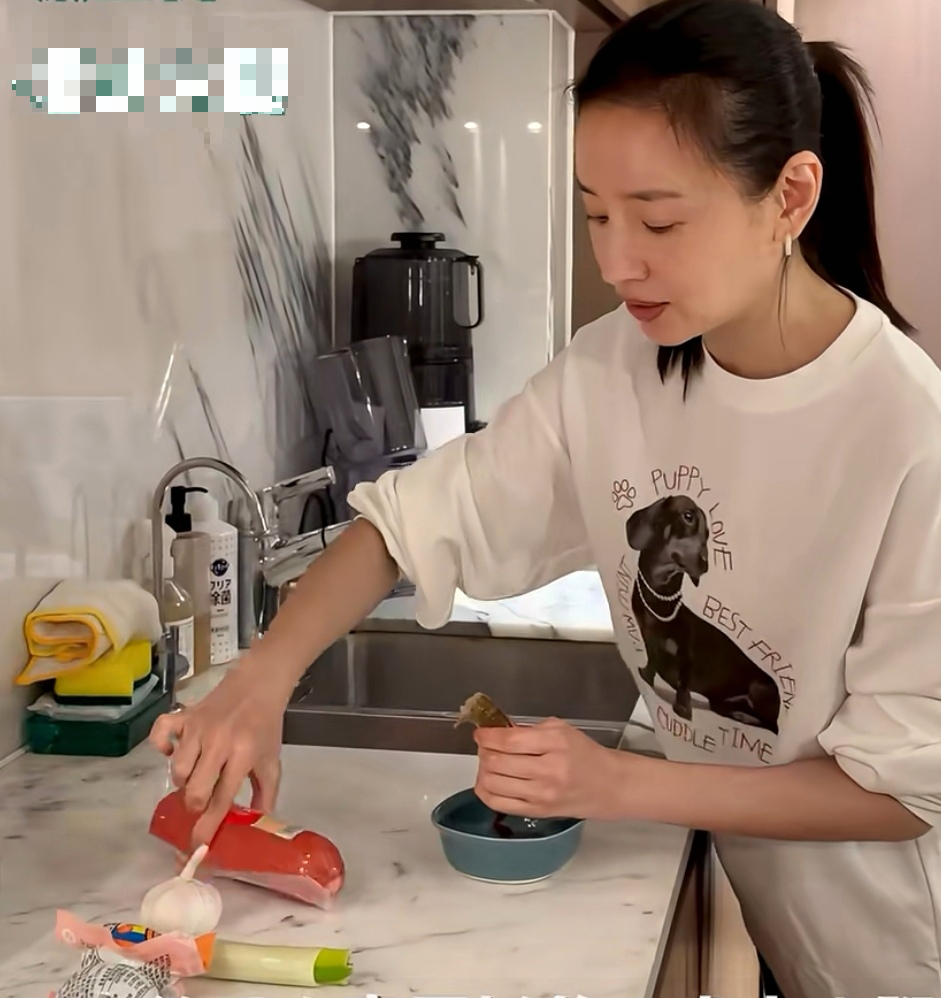 Diễn viên Đổng Khiết nấu món gì mà lan truyền chóng mặt, thu hút 30.000 lượt thích từ cư dân mạng?- Ảnh 2. Diễn viên Đổng Khiết nấu món gì mà lan truyền chóng mặt, thu hút 30.000 lượt thích từ cư dân mạng?- Ảnh 2.