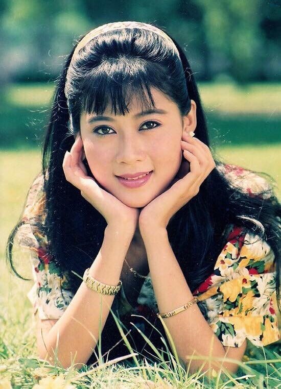 "Huyền thoại màn ảnh" Diễm Hương về Việt Nam: Nhan sắc tuổi U60 gây bão, làm mẹ 4 con ở nước ngoài- Ảnh 6. "Huyền thoại màn ảnh" Diễm Hương về Việt Nam: Nhan sắc tuổi U60 gây bão, làm mẹ 4 con ở nước ngoài- Ảnh 6.