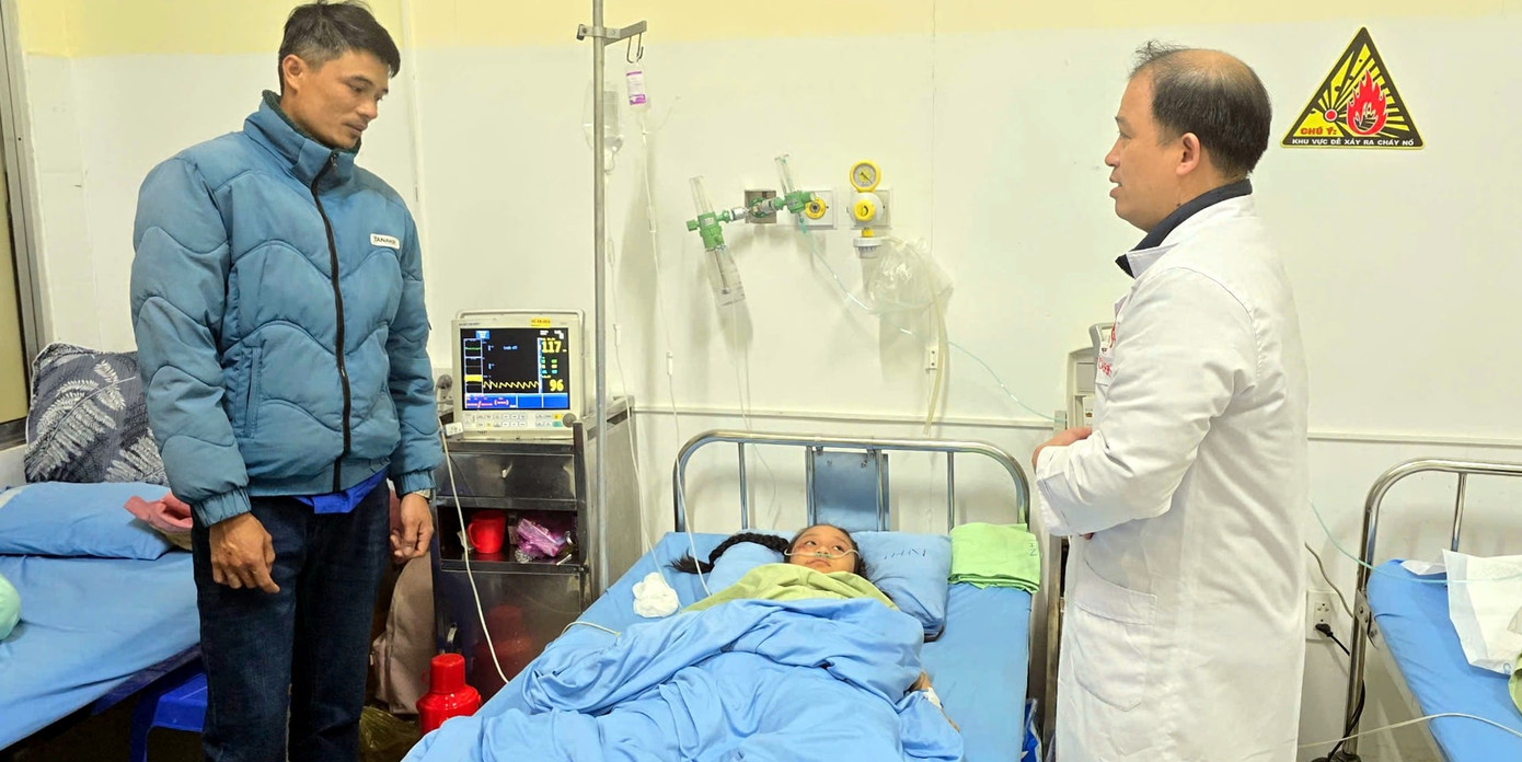 Cháu bé được tìm thấy trong đống đổ nát sau sạt lở đã qua cơn nguy kịch- Ảnh 1.