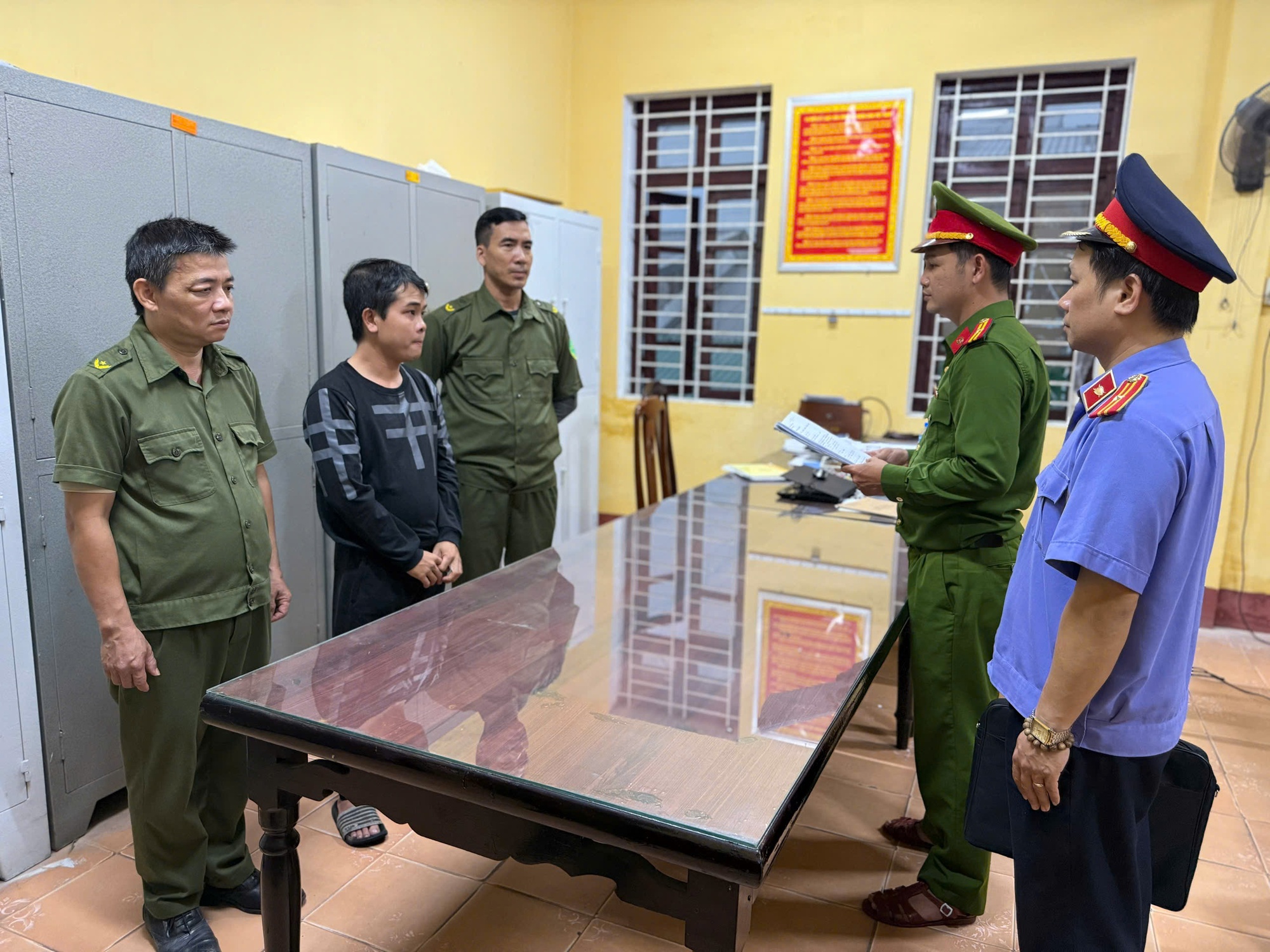 Ra tay với học sinh cùng trường với con, một phụ huynh bị bắt- Ảnh 1.