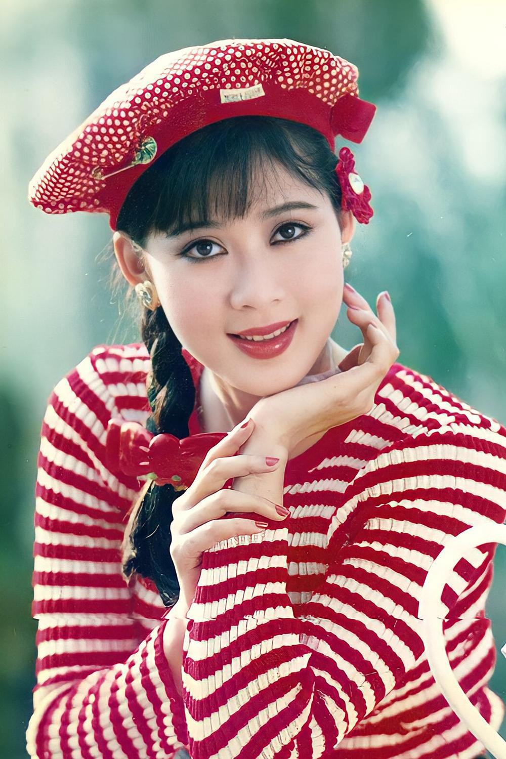 "Huyền thoại màn ảnh" Diễm Hương về Việt Nam: Nhan sắc tuổi U60 gây bão, làm mẹ 4 con ở nước ngoài- Ảnh 3. "Huyền thoại màn ảnh" Diễm Hương về Việt Nam: Nhan sắc tuổi U60 gây bão, làm mẹ 4 con ở nước ngoài- Ảnh 3.