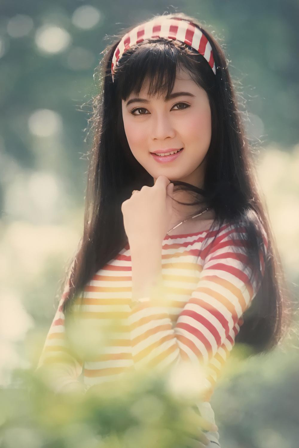 "Huyền thoại màn ảnh" Diễm Hương về Việt Nam: Nhan sắc tuổi U60 gây bão, làm mẹ 4 con ở nước ngoài- Ảnh 4. "Huyền thoại màn ảnh" Diễm Hương về Việt Nam: Nhan sắc tuổi U60 gây bão, làm mẹ 4 con ở nước ngoài- Ảnh 4.