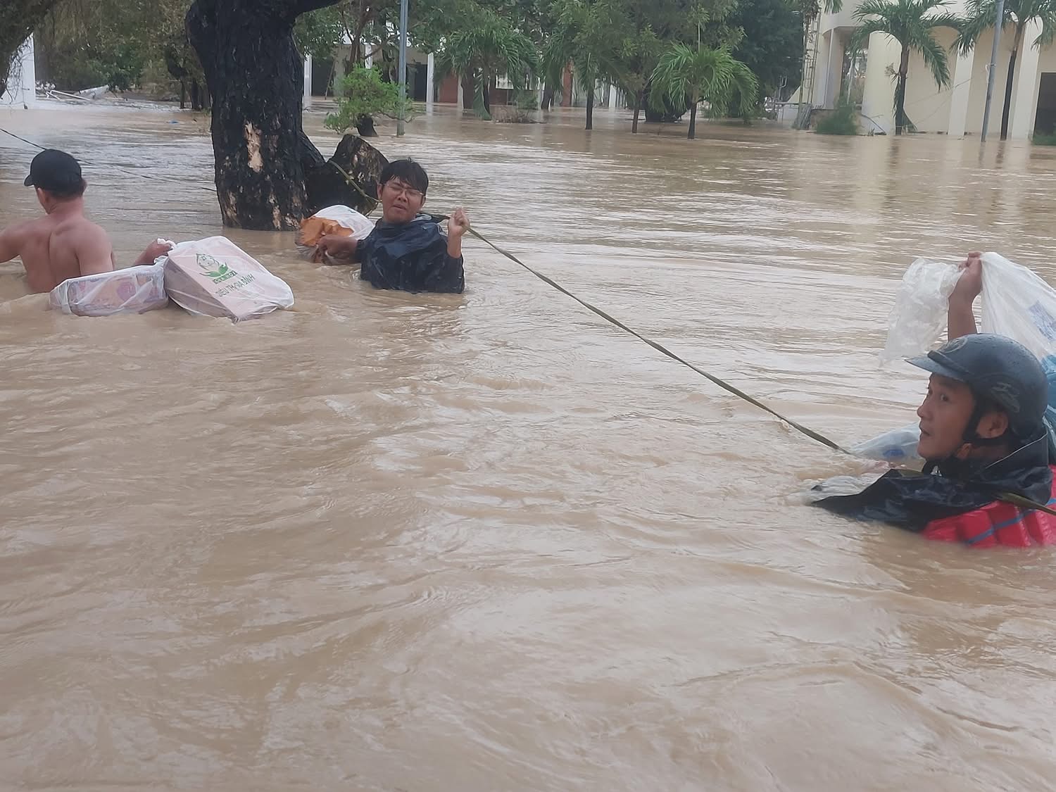 Ngày 20-11 khó quên trong một ngôi trường tại “rốn lũ” Gia Lai- Ảnh 1.
