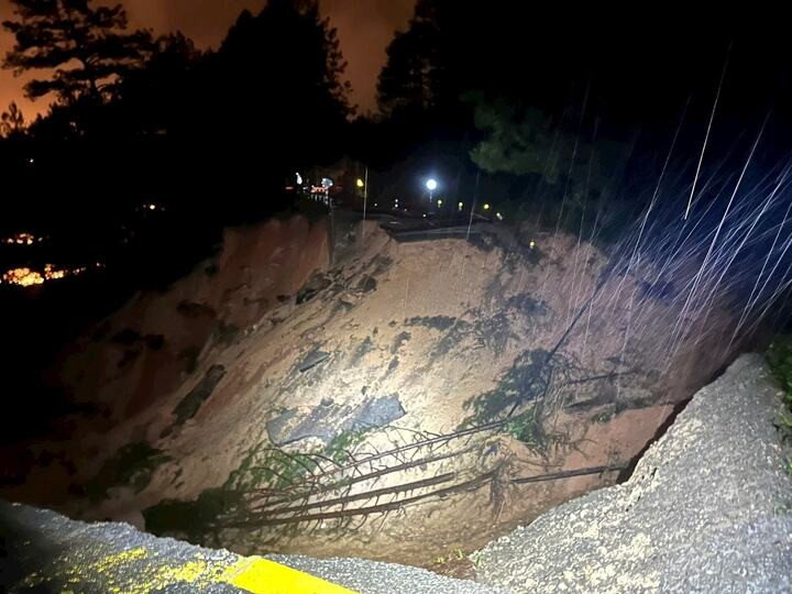 Đèo Mimosa ở Lâm Đồng đứt gãy làm đôi, xe khách 45 chỗ dừng ngay trước miệng vực- Ảnh 2.