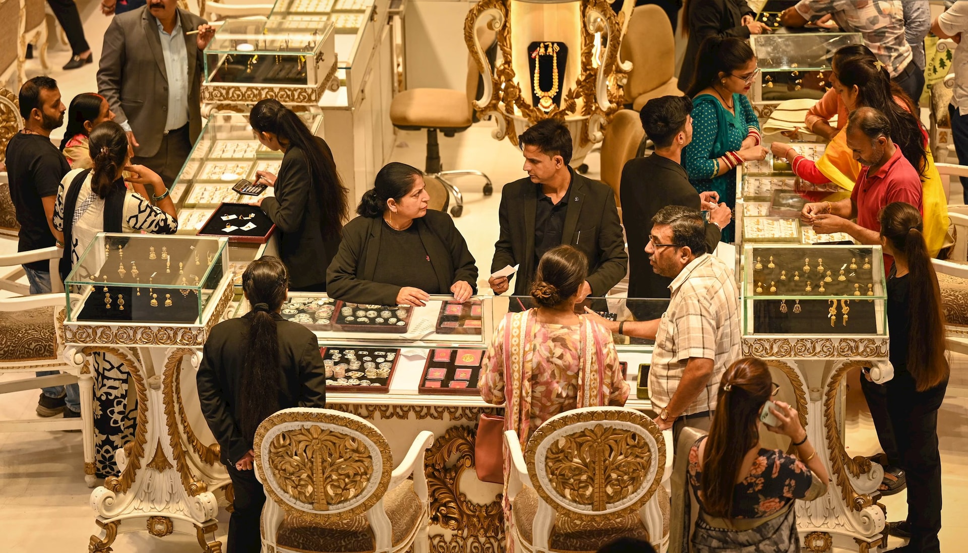 Chỉ trong 3 tháng, một nhóm người đã mua 1.300 tấn vàng - Ảnh 1.