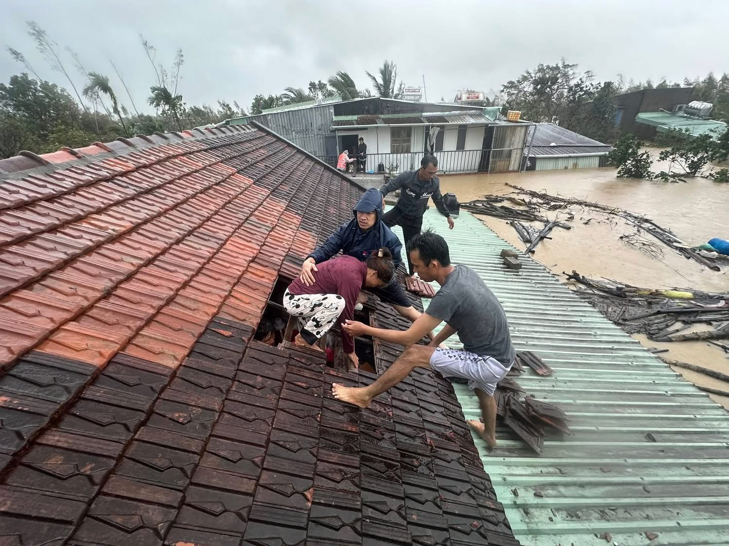 Mưa lũ lịch sử ở Gia Lai: Nhiều người tử vong, nhiều nơi vẫn bị chia cắt- Ảnh 2.