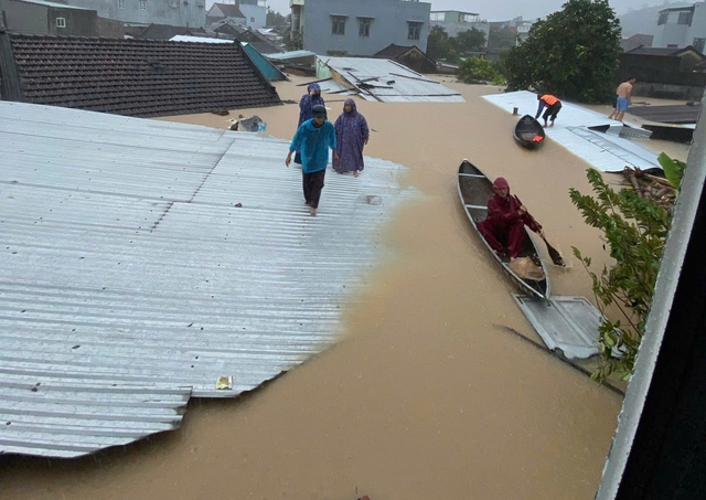 Lũ trên 2 sông ở Đắk Lắk và Khánh Hòa vượt lịch sử 1993 và 1986, bao giờ miền Trung mới giảm mưa?- Ảnh 1.