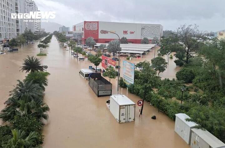 Chuy&ecirc;n gia chỉ r&otilde; nguy&ecirc;n nh&acirc;n g&acirc;y mưa lũ lịch sử, ngập lụt tứ bề ở miền Trung- Ảnh 1.