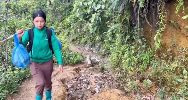 Cô giáo vùng cao lội suối, vượt dốc gánh cơm có thịt lên non cho học trò- Ảnh 2.