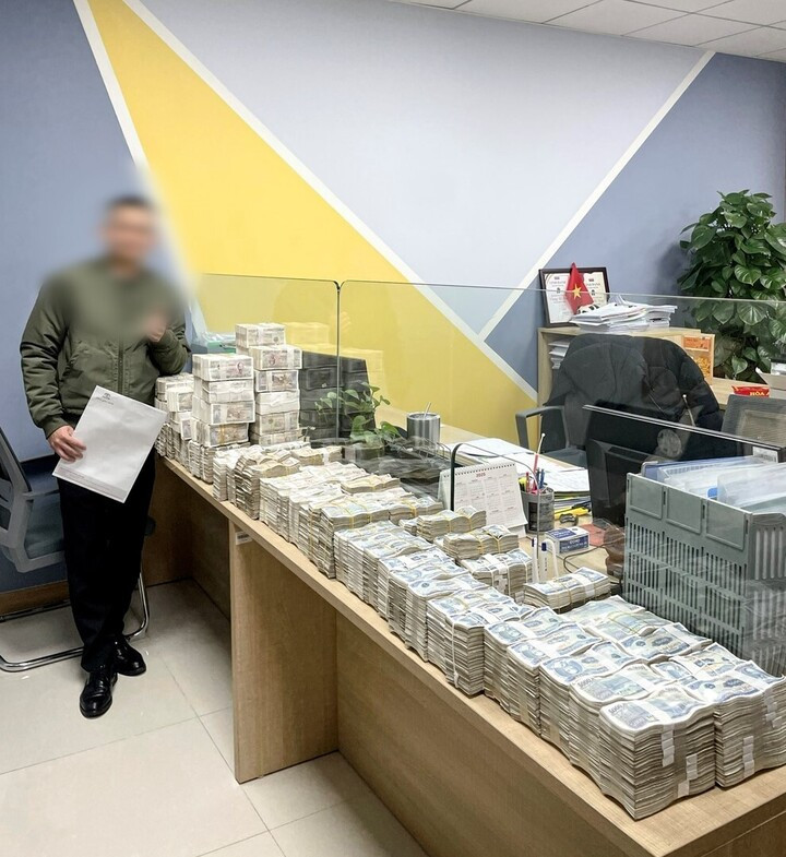 Khách mang 252 triệu đồng tiền lẻ mua xe, đại lý phải huy động 3 người khiêng- Ảnh 1.