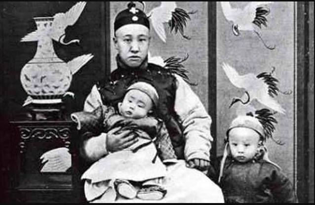 Phổ Nghi khóc thét khi đăng cơ, cha ruột liền vỗ về bằng 6 chữ: Về sau từng chữ đều ứng nghiệm- Ảnh 2.