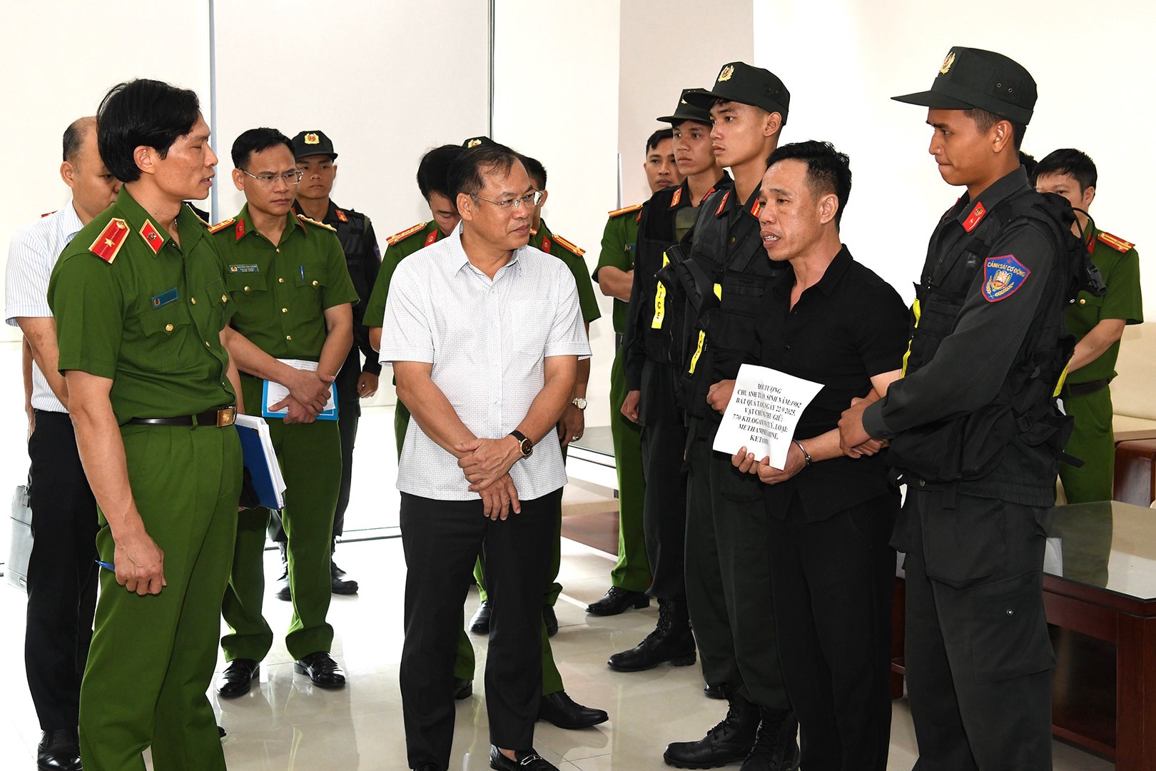 Khám xét khẩn cấp nơi ở của Chu Anh Tuấn, Trịnh Thị Kiều trong chuyên án đặc biệt lớn- Ảnh 1. Khám xét khẩn cấp nơi ở của Chu Anh Tuấn, Trịnh Thị Kiều trong chuyên án đặc biệt lớn- Ảnh 1.