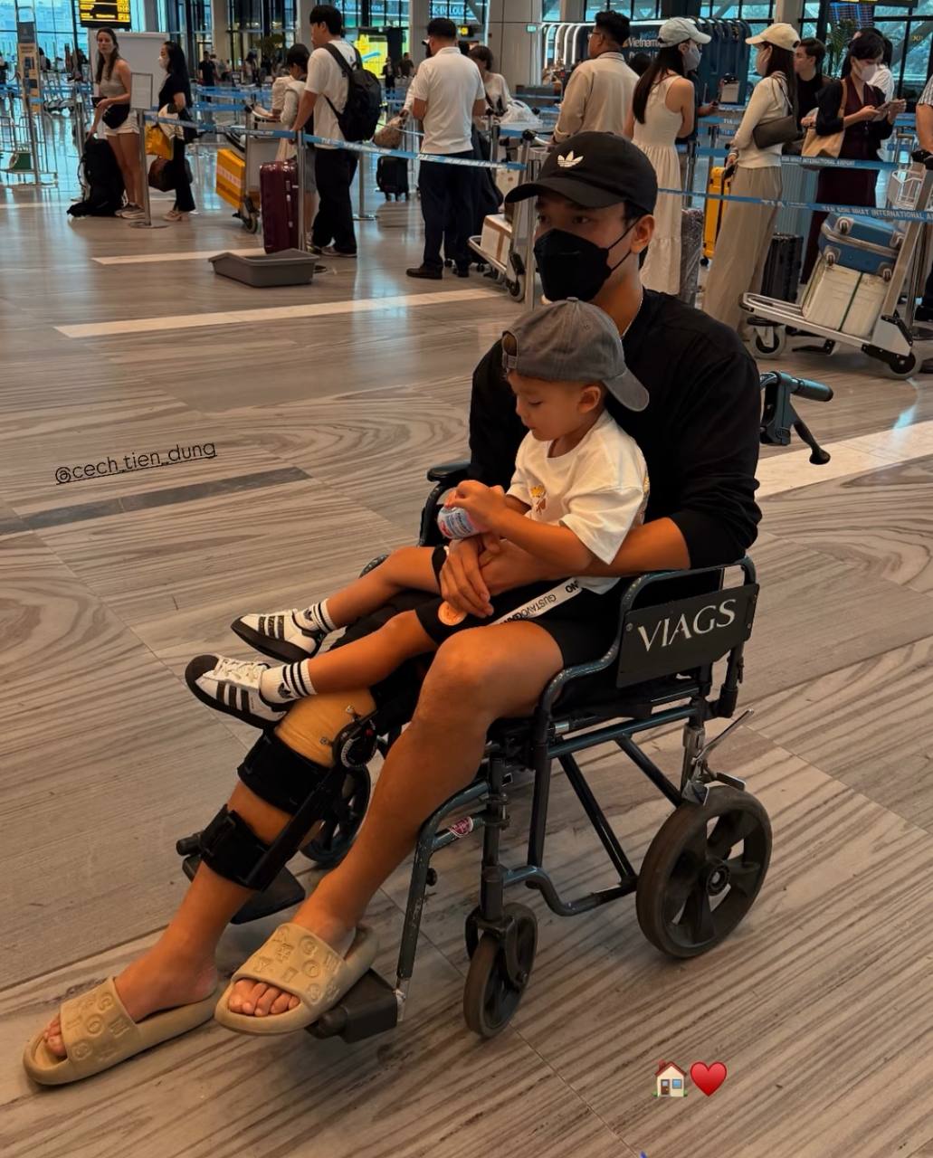 Chạnh lòng hình ảnh thủ môn quốc dân Bùi Tiến Dũng ngồi xe lăn lặng lẽ ở sân bay- Ảnh 1. Chạnh lòng hình ảnh thủ môn quốc dân Bùi Tiến Dũng ngồi xe lăn lặng lẽ ở sân bay- Ảnh 1.